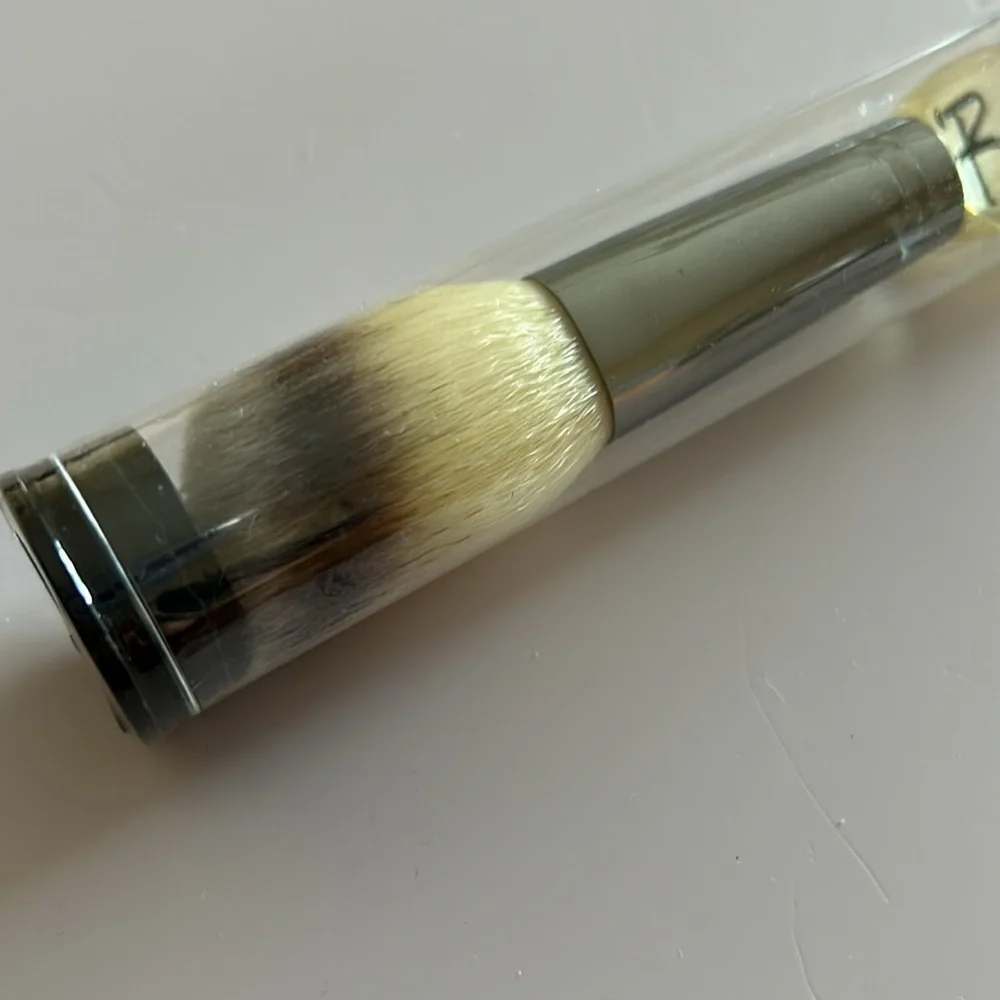 IT Cosmetics Heavenly Luxe French Boutique Blush Brush #4 cream & Powde…